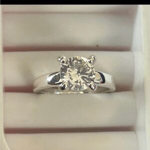 Elegant Silver engagement ring round